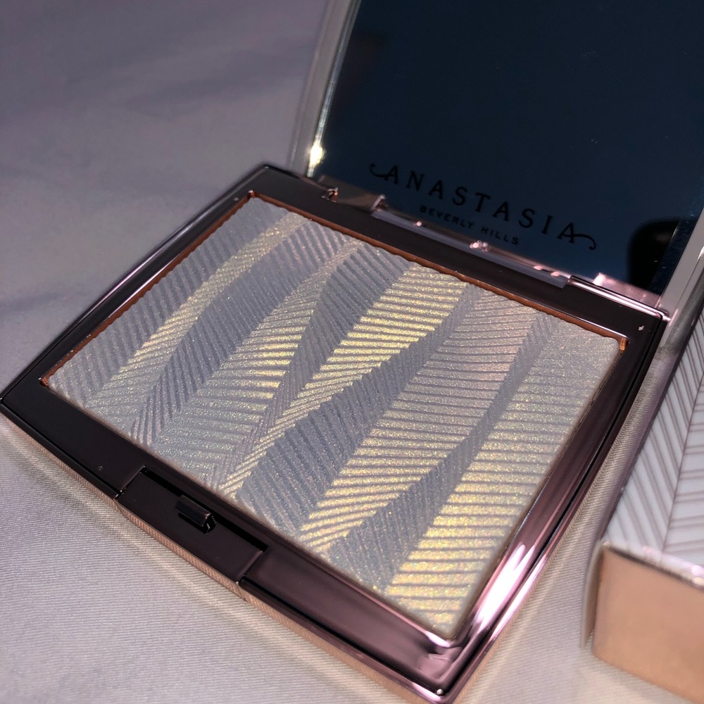 Anastasia Beverly Hills Iced Out Highlighter - Picture 5 of 12